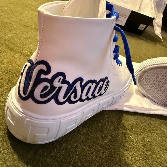 Versace! Versace! Versace! - Picture 7 of 8